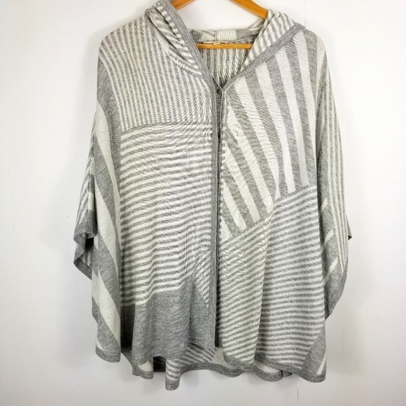 Mystree Gray & White Hooded Buttoned Poncho - Picture 1 of 8